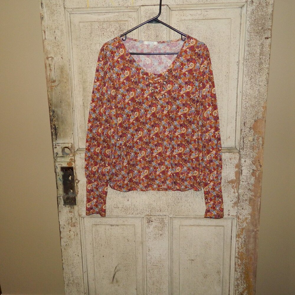 Gimmicks by BKE Lace Up Front Top Size L (SS-25)